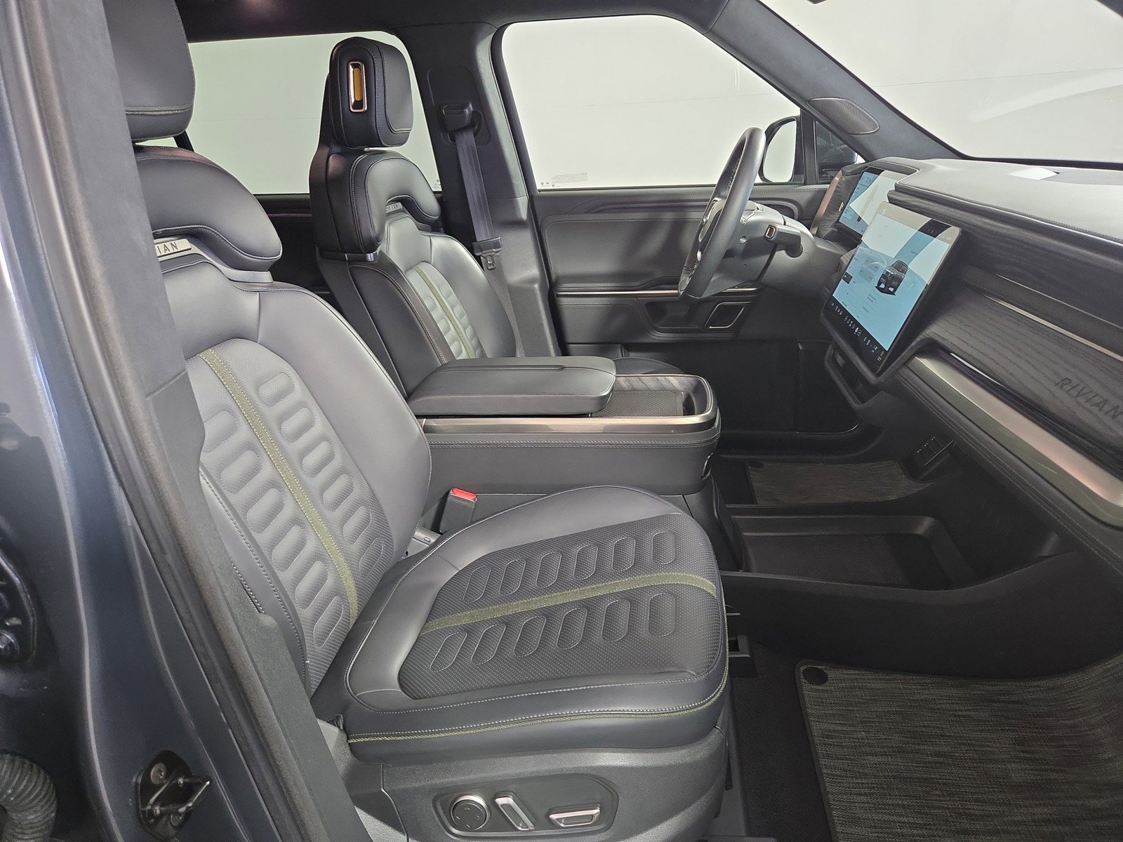 Used 2024 Rivian R1S Adventure AWD/4WD image 24