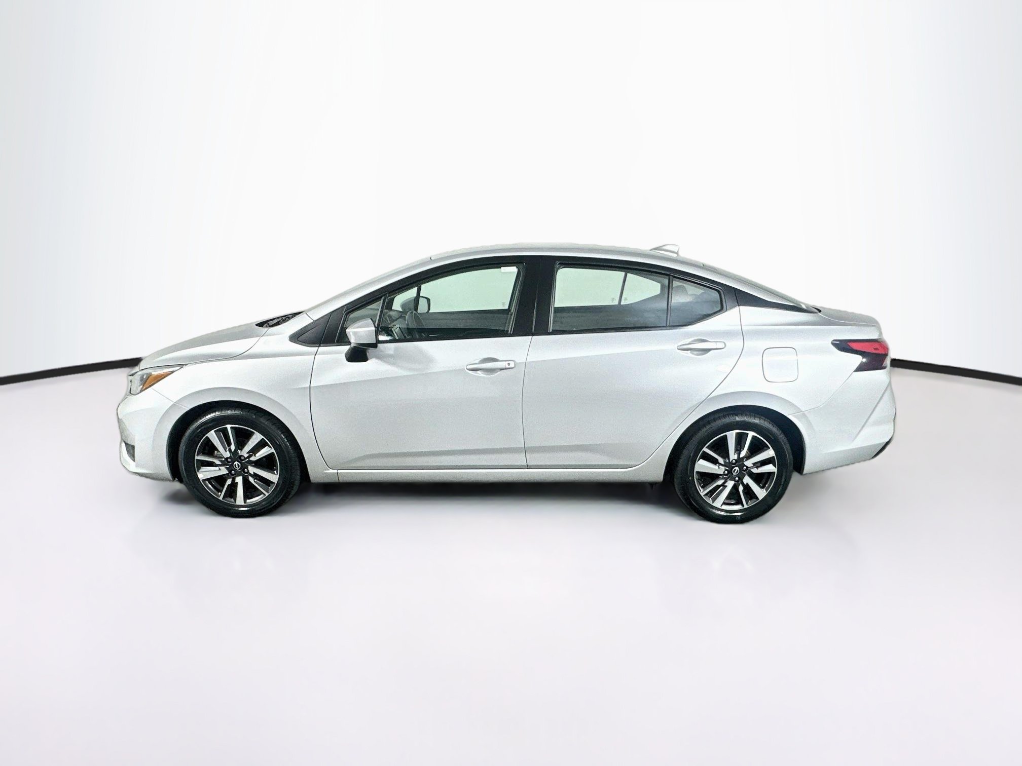 Used 2025 Nissan Versa SV FWD image 4