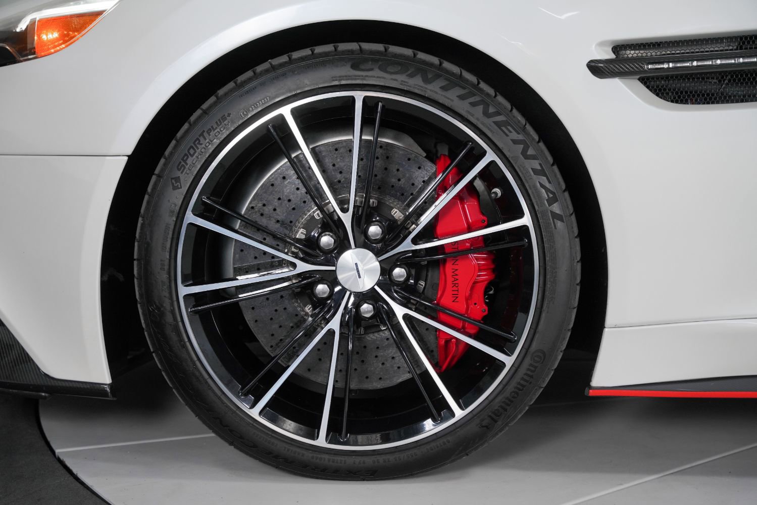 Used 2014 Aston Martin Vanquish Coupe image 17