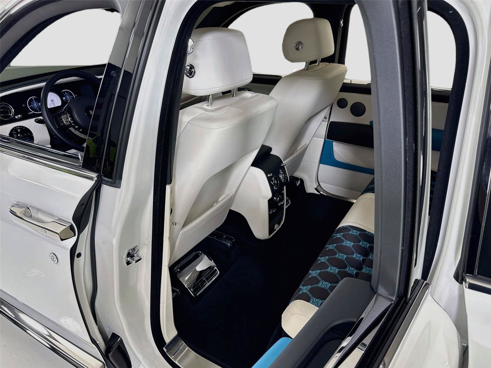 Used 2025 Rolls-Royce Cullinan AWD/4WD image 27