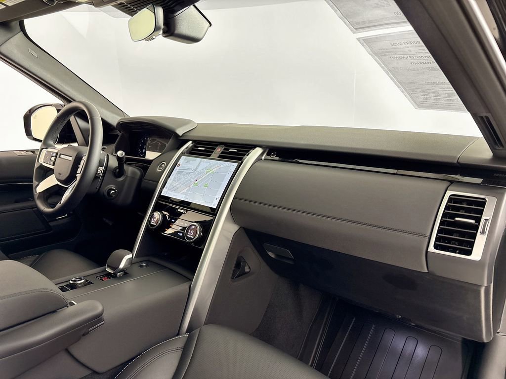 Used 2025 Land Rover Discovery S image 13