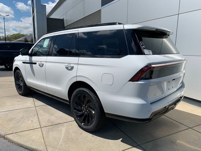 New 2026 Lincoln Navigator Reserve w/ Jet Appearance Package AWD/4WD image 10