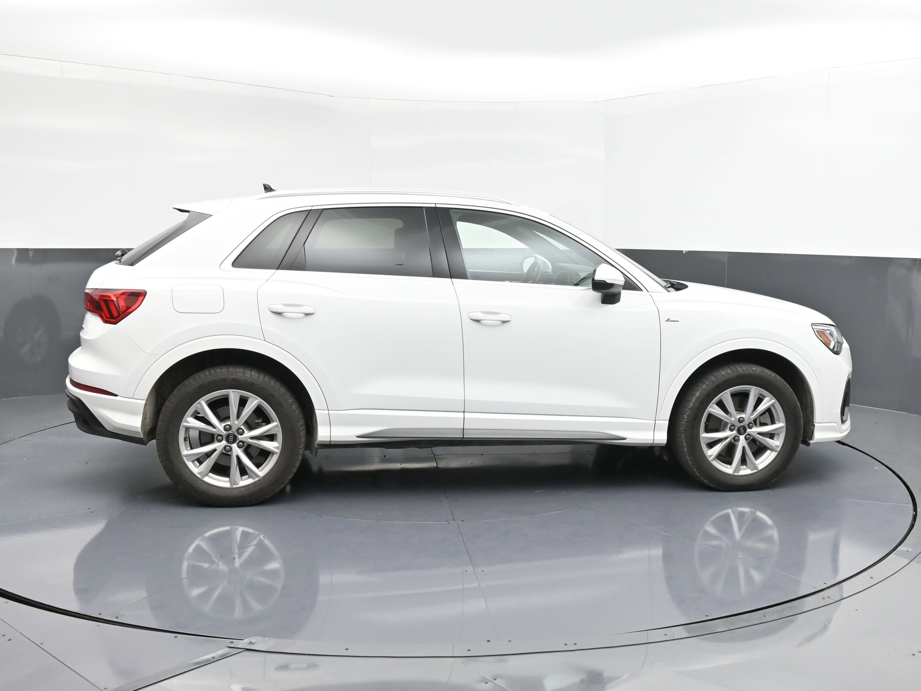 Used 2023 Audi Q3 2.0T Premium w/ Convenience Package image 9