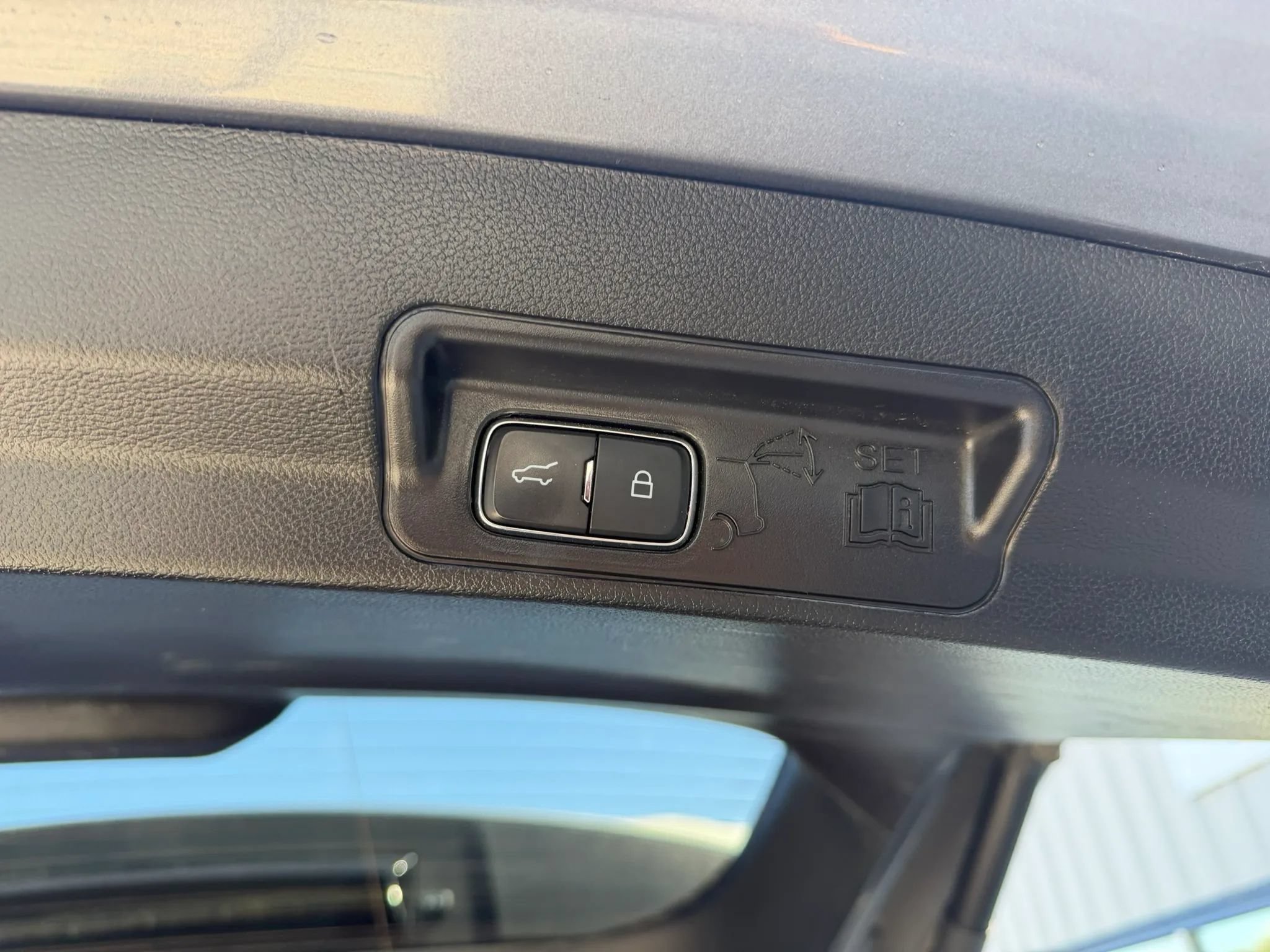 Used 2021 Ford Explorer Platinum w/ Equipment Group 601A AWD/4WD image 30