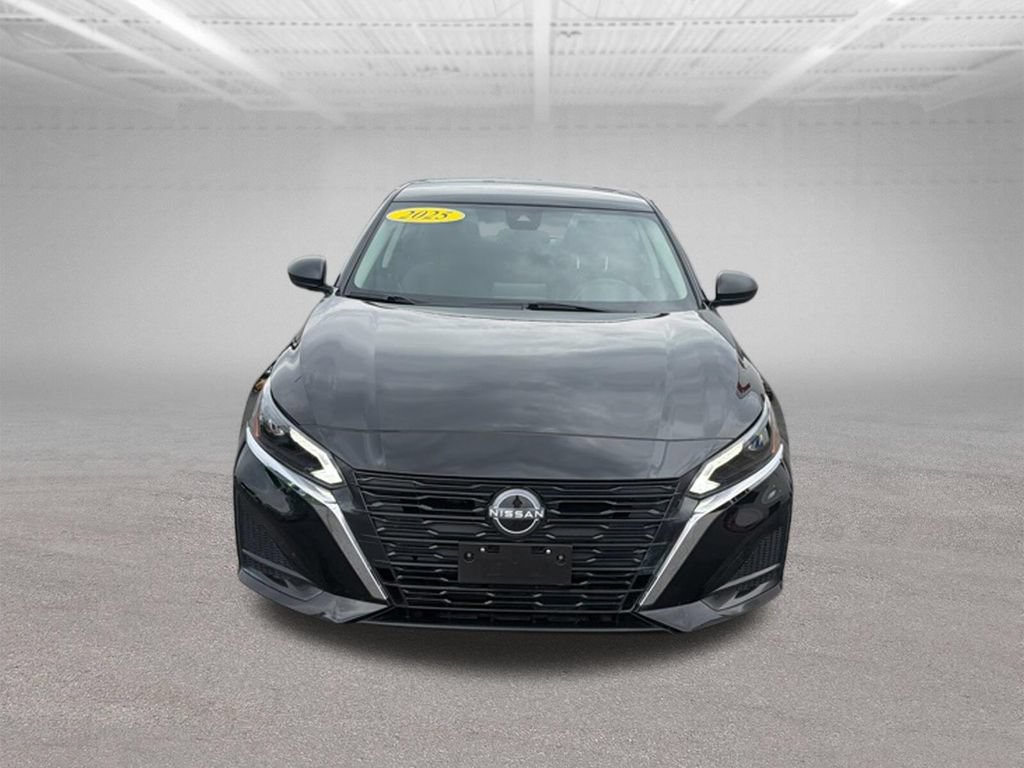 Used 2025 Nissan Altima 2.5 SV FWD image 3