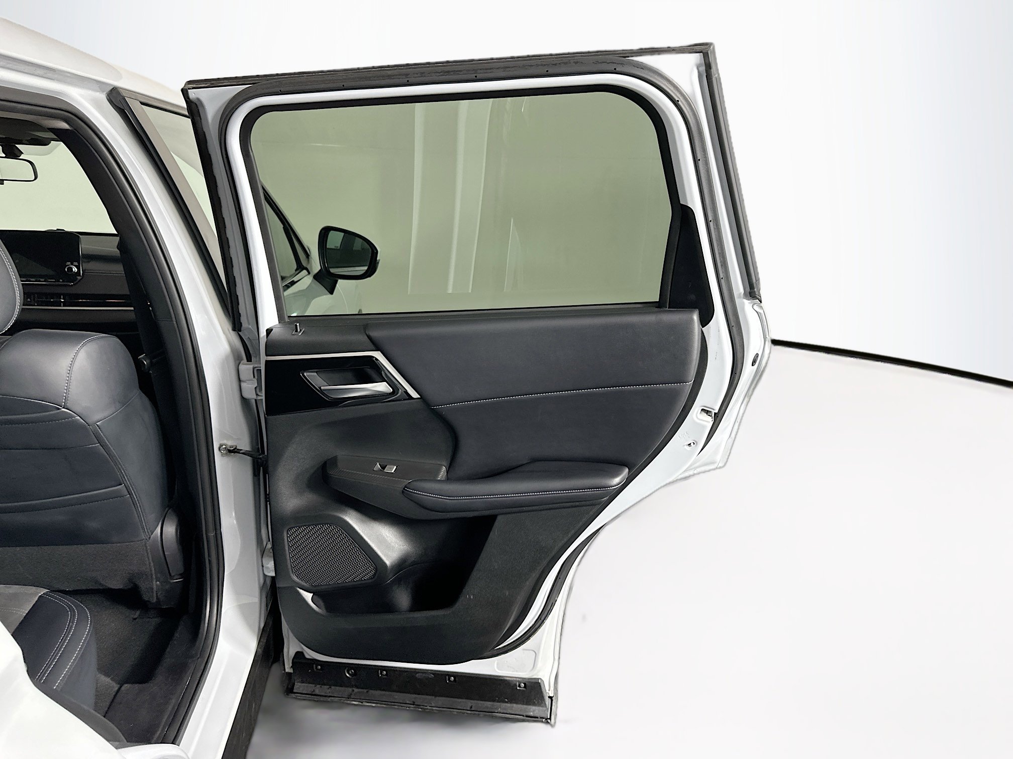 Used 2024 Mitsubishi Outlander SE image 32