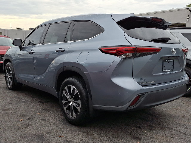 Used 2021 Toyota Highlander XLE AWD/4WD image 4
