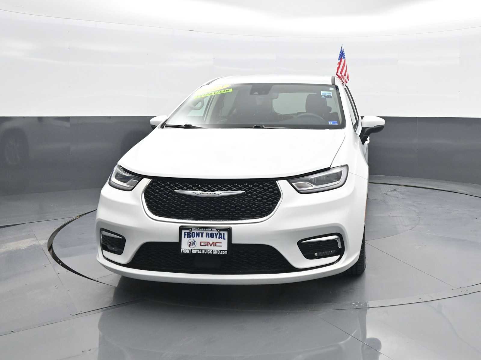 Used 2023 Chrysler Pacifica Touring-L FWD image 3