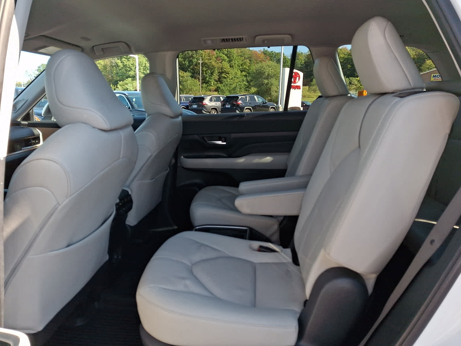 Used 2024 Toyota Grand Highlander AWD image 12