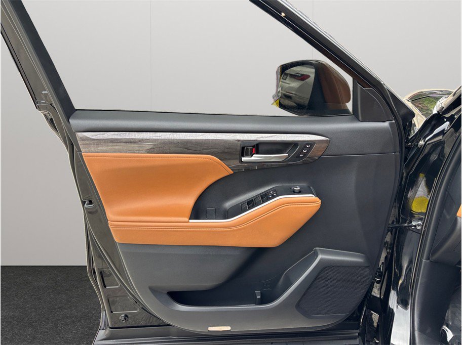 Used 2023 Toyota Highlander Platinum image 24