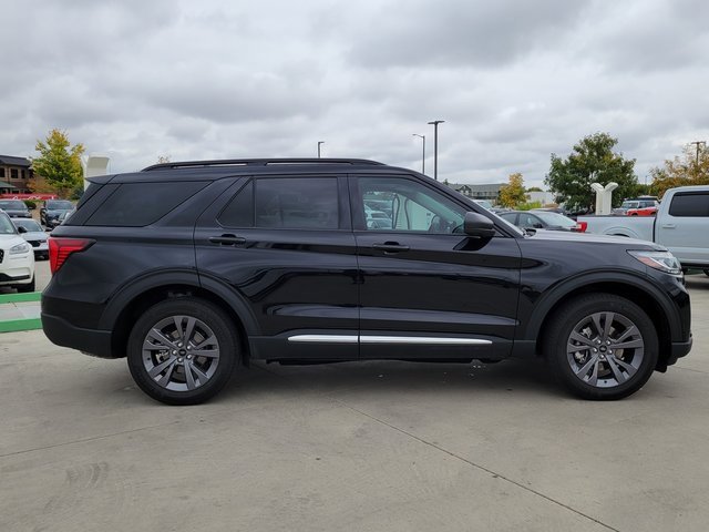 Used 2025 Ford Explorer Active w/ Active Comfort Package image 2