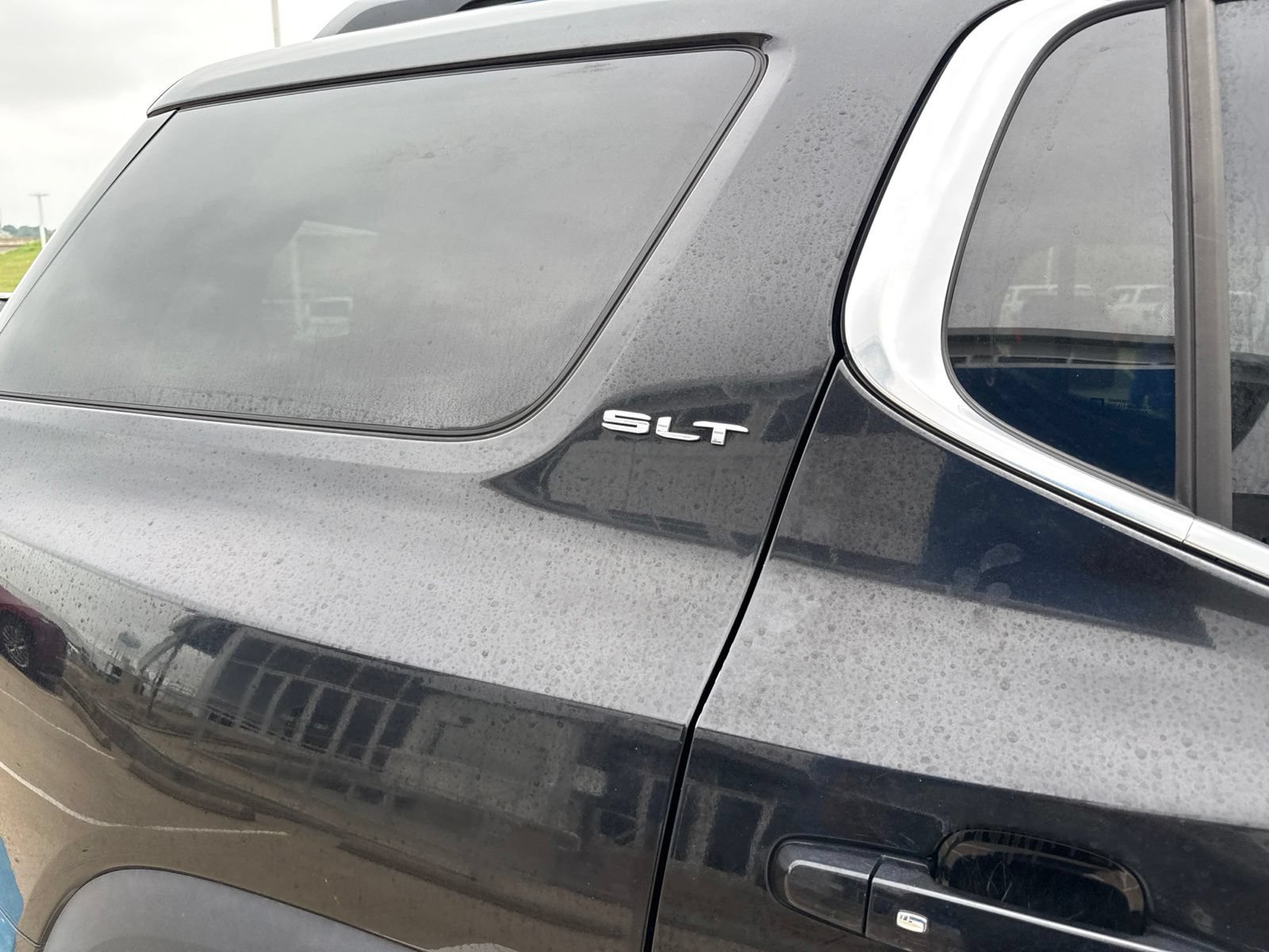 Used 2023 GMC Acadia SLT FWD image 6