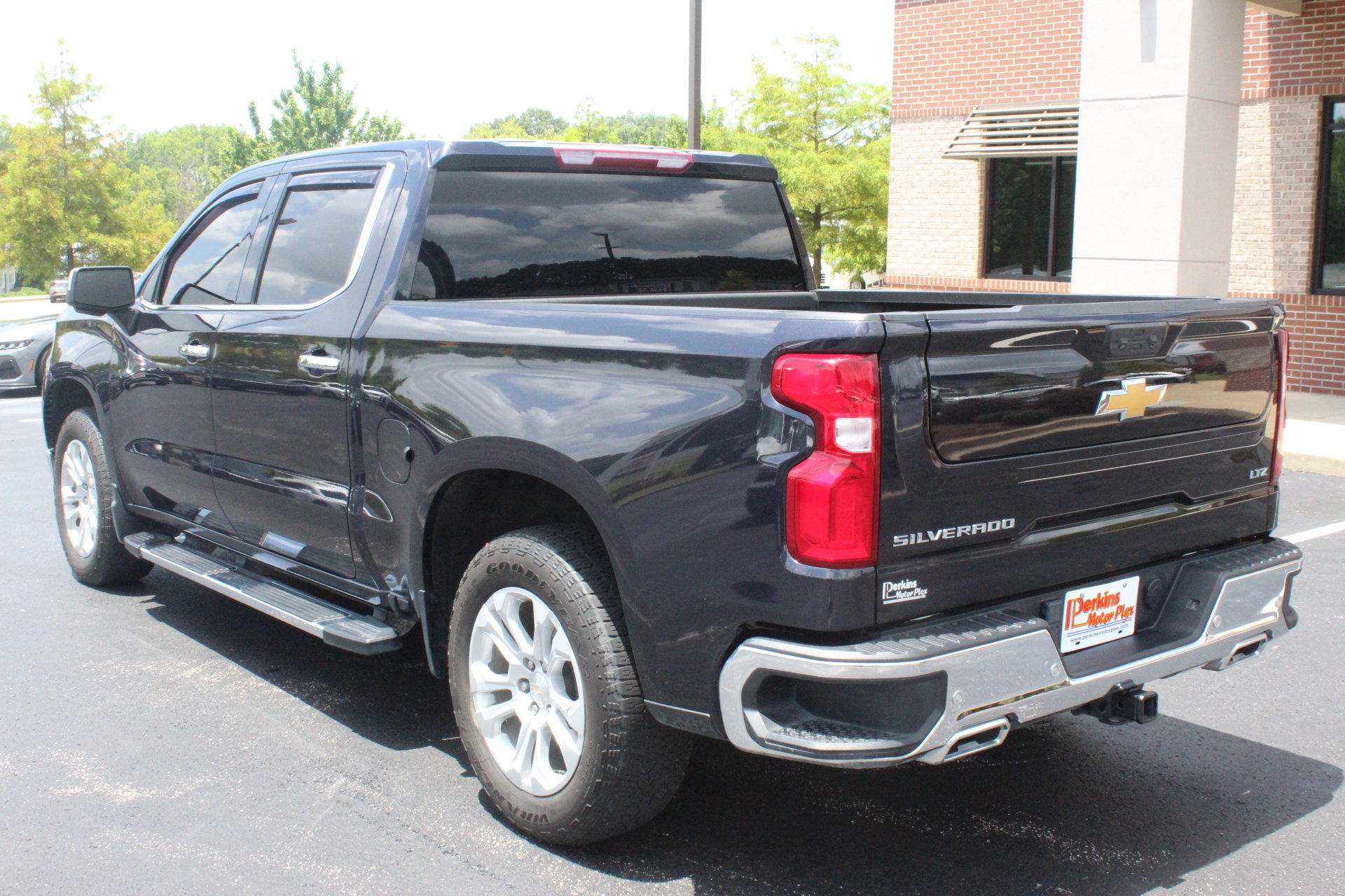Used 2022 Chevrolet Silverado 1500 LTZ AWD/4WD image 9