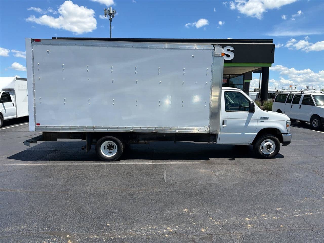 Used 2016 Ford E-450 and Econoline 450 Super Duty w/ Exterior Upgrade Package RWD image 4
