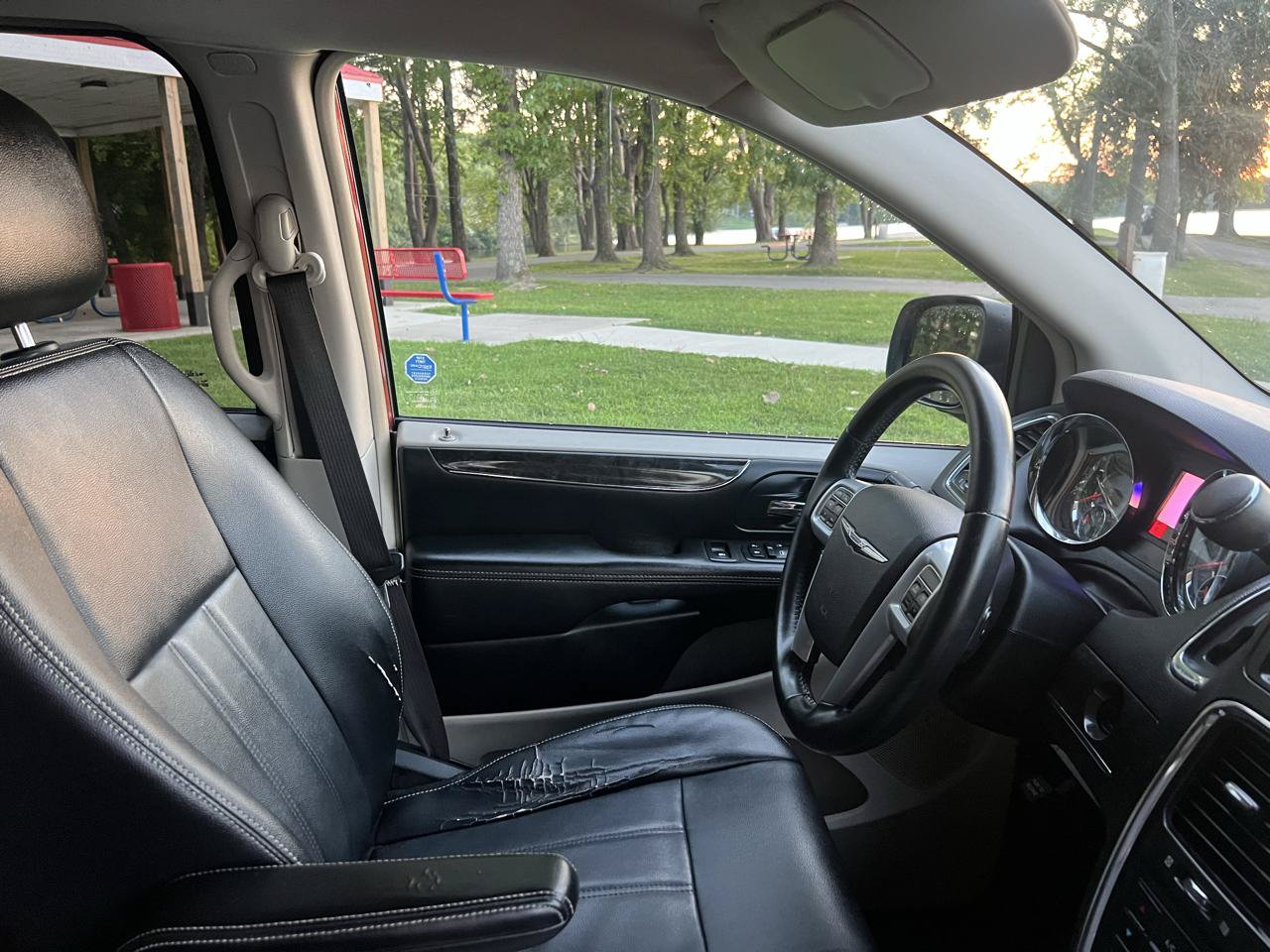 Used 2013 Chrysler Town & Country Touring FWD image 21