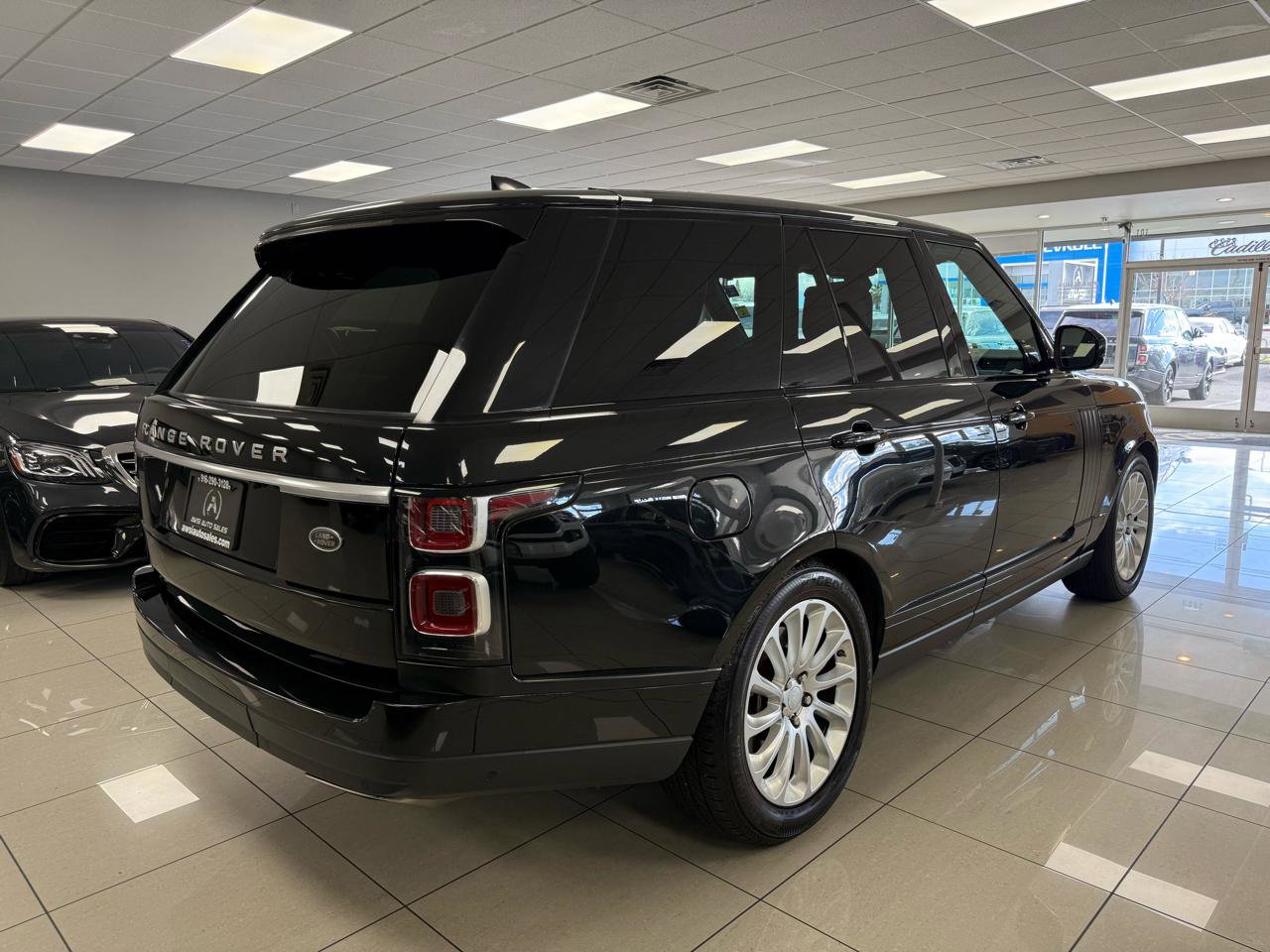 Used 2018 Land Rover Range Rover HSE image 2