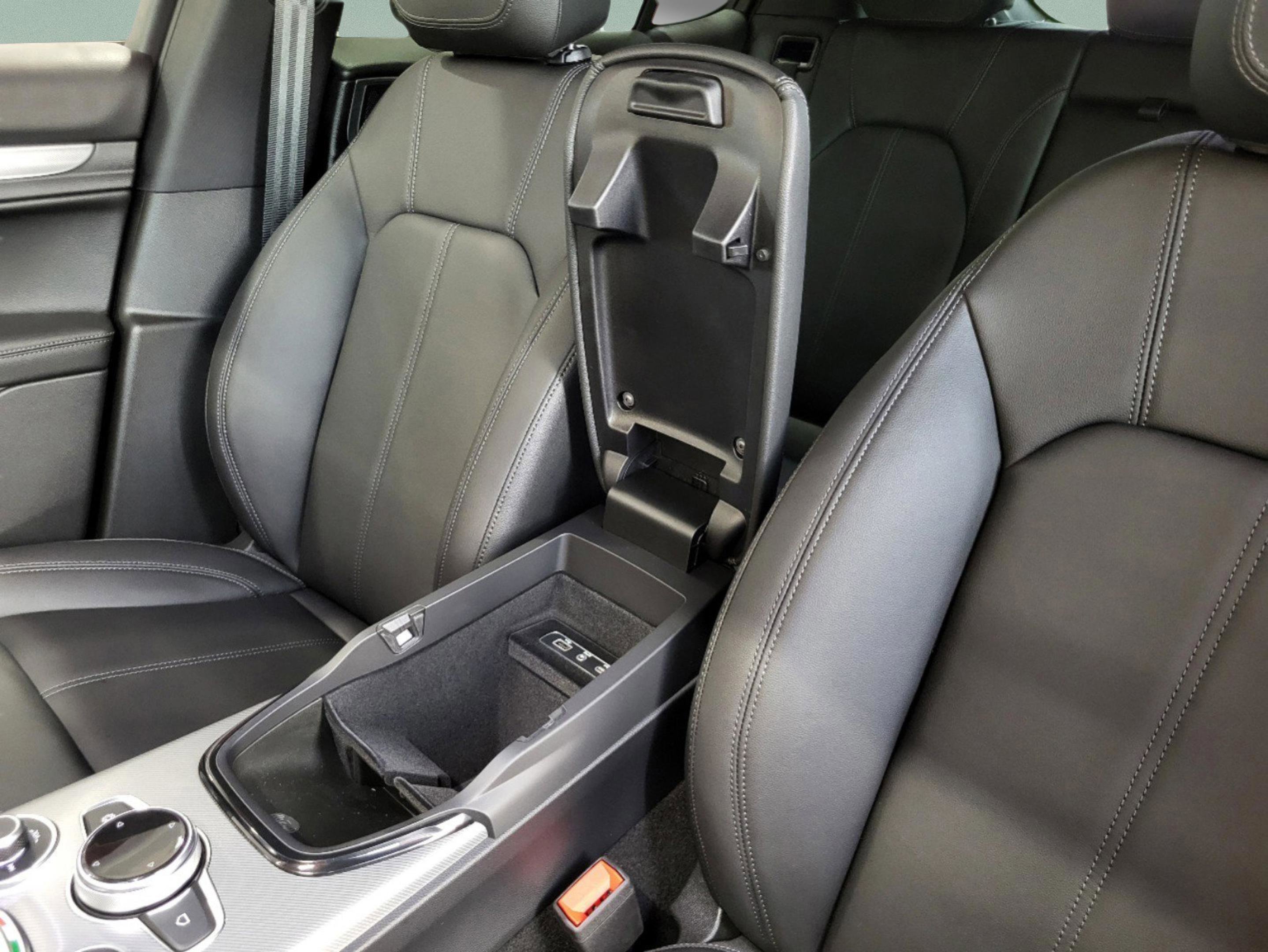 New 2025 Alfa Romeo Stelvio Sprint image 24