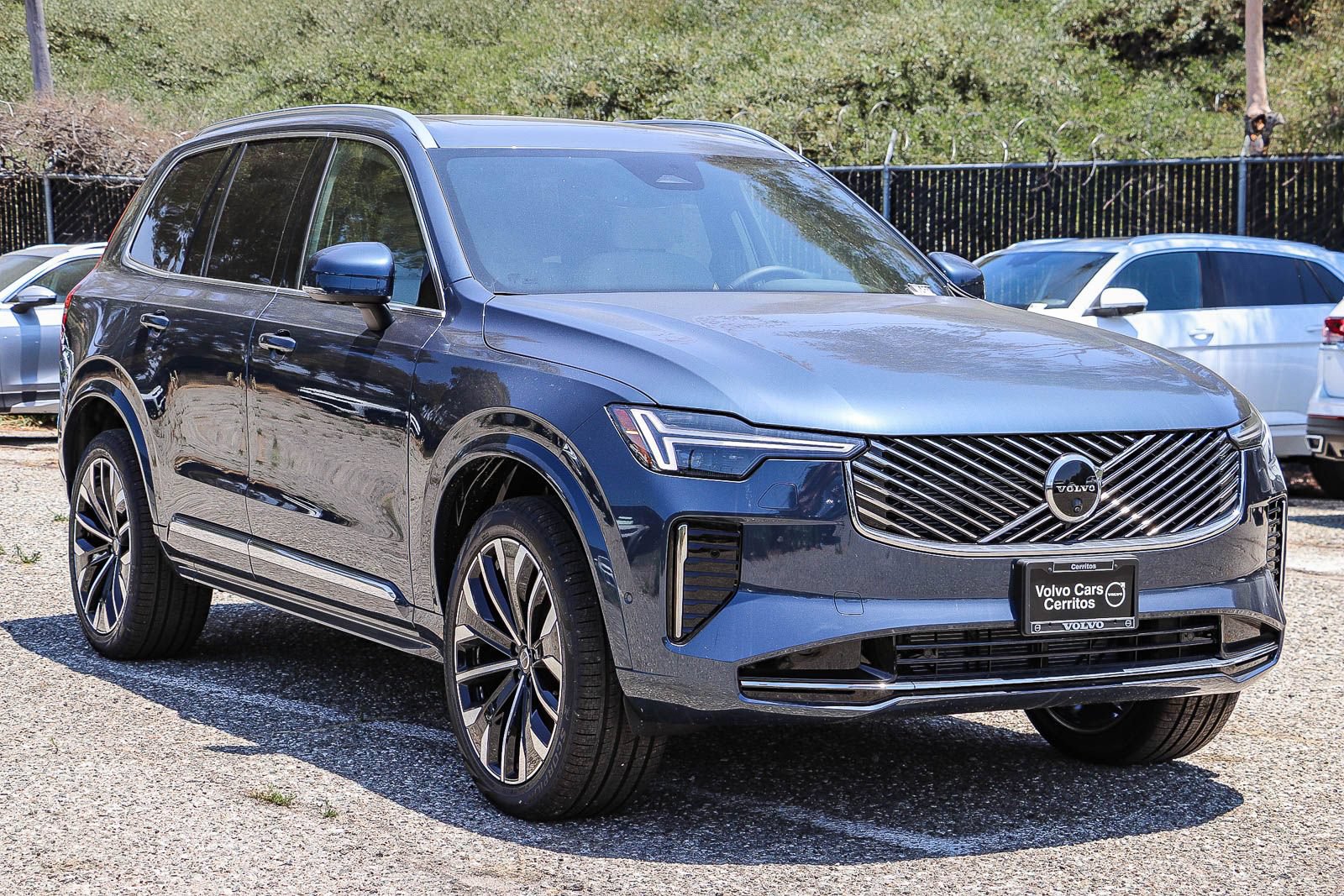 New 2026 Volvo XC90 B6 Plus w/ Protection Package Premier AWD/4WD image 3