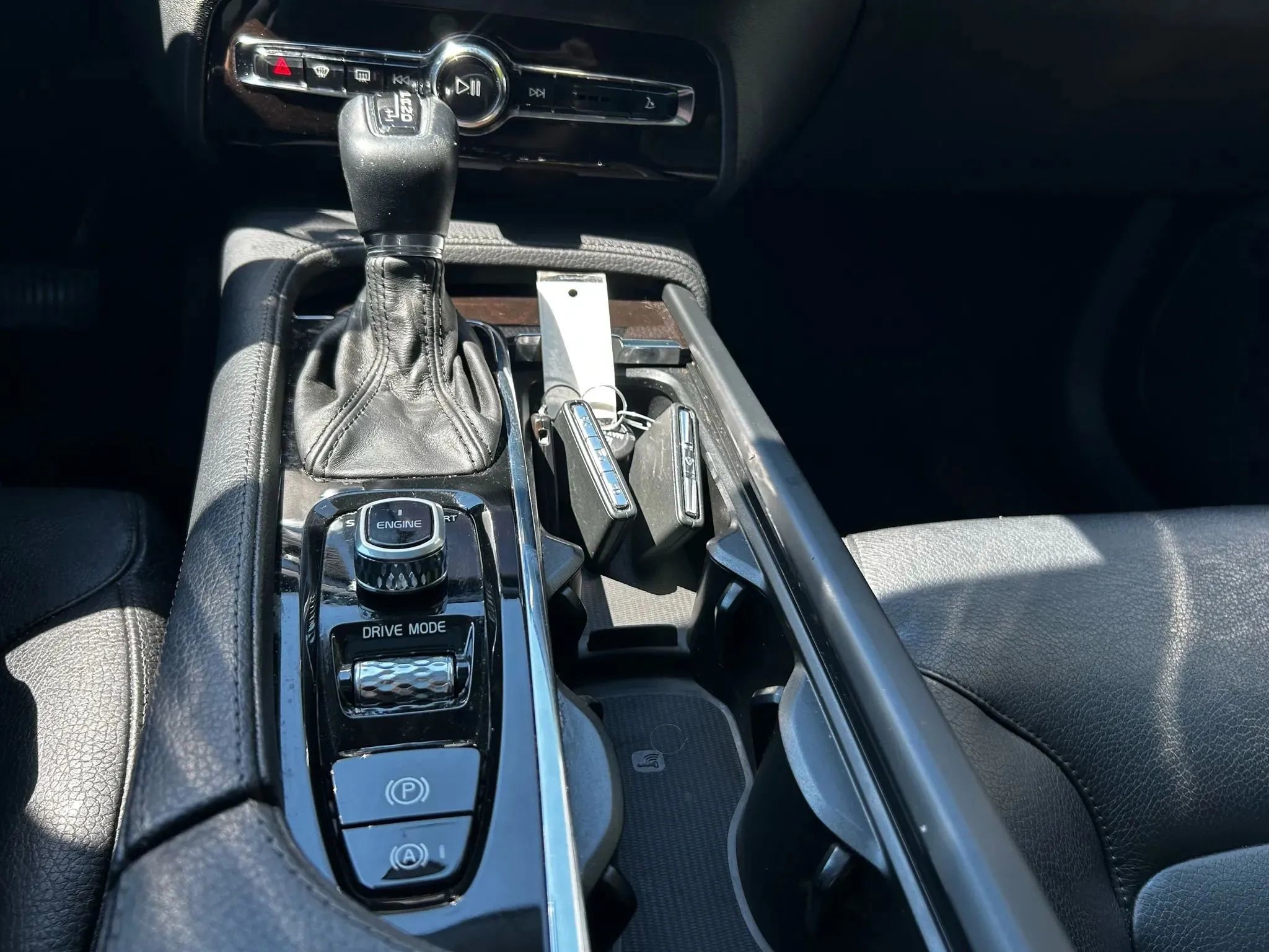 Used 2016 Volvo XC90 T6 Momentum w/ Momentum Plus Package AWD/4WD image 26