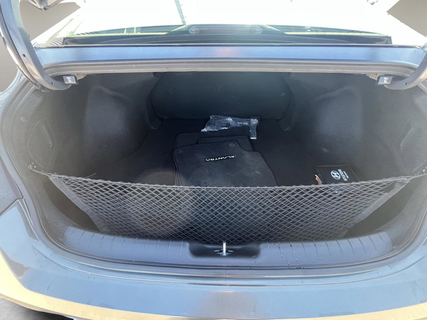 Used 2025 Hyundai Elantra SE w/ Cargo Package image 29