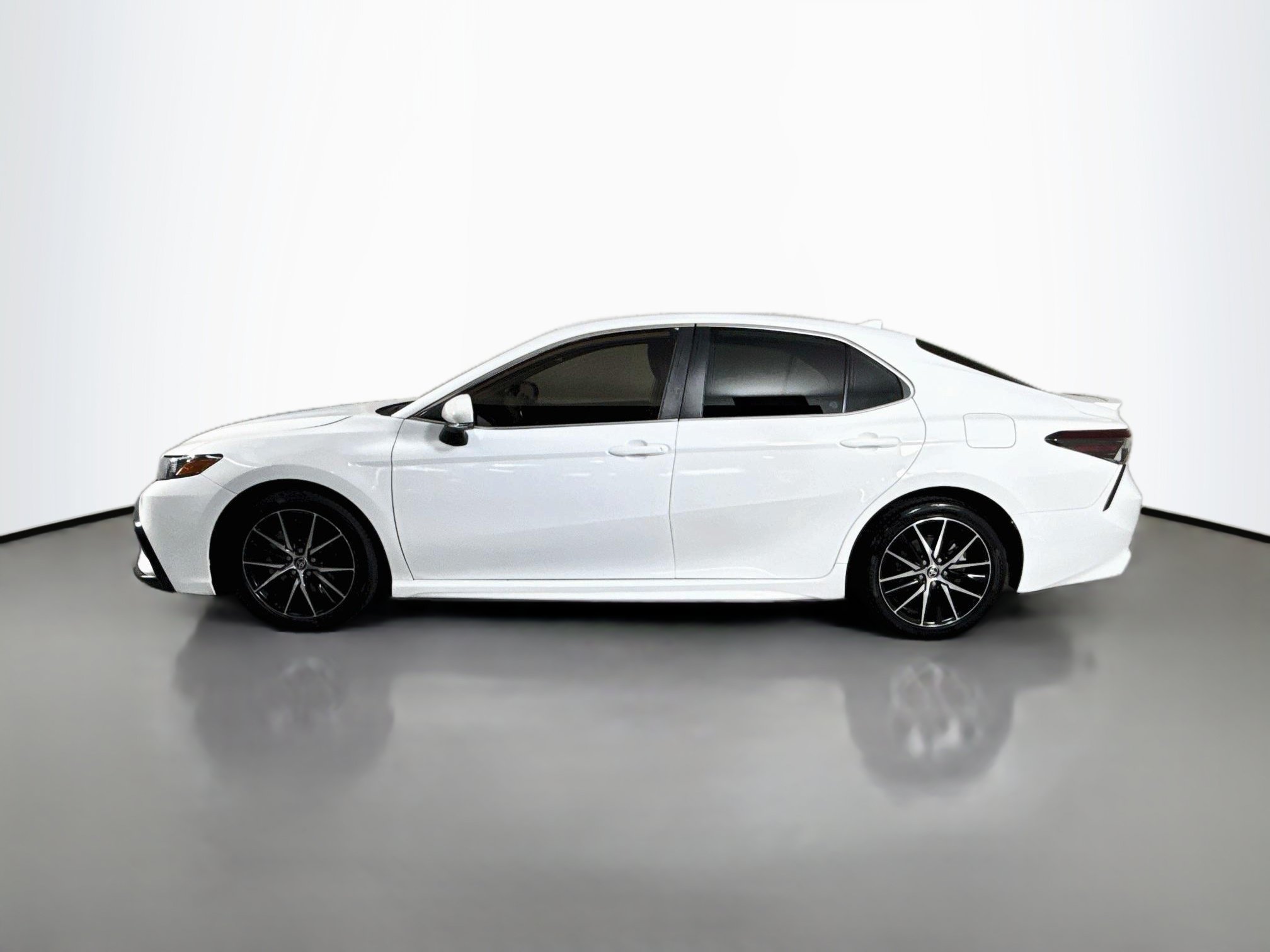 Used 2023 Toyota Camry SE FWD image 6