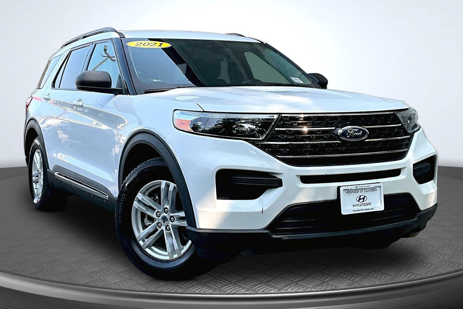 Used 2021 Ford Explorer XLT RWD image 2