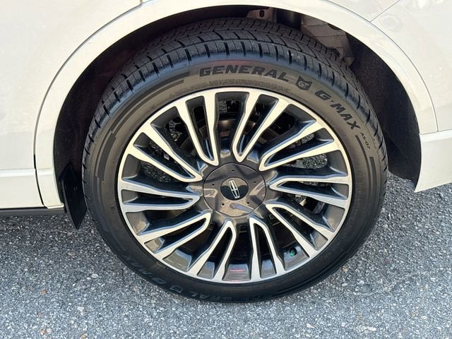 Used 2022 Lincoln Corsair AWD w/ Premium Package image 14