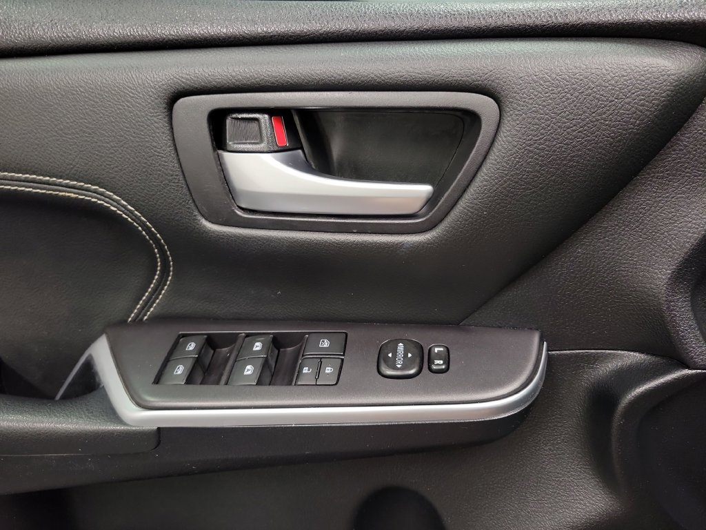 Used 2015 Toyota Camry XLE w/ Moonroof Package FWD image 29