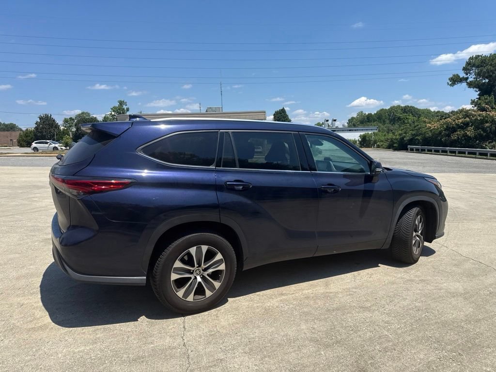Used 2021 Toyota Highlander XLE FWD image 11