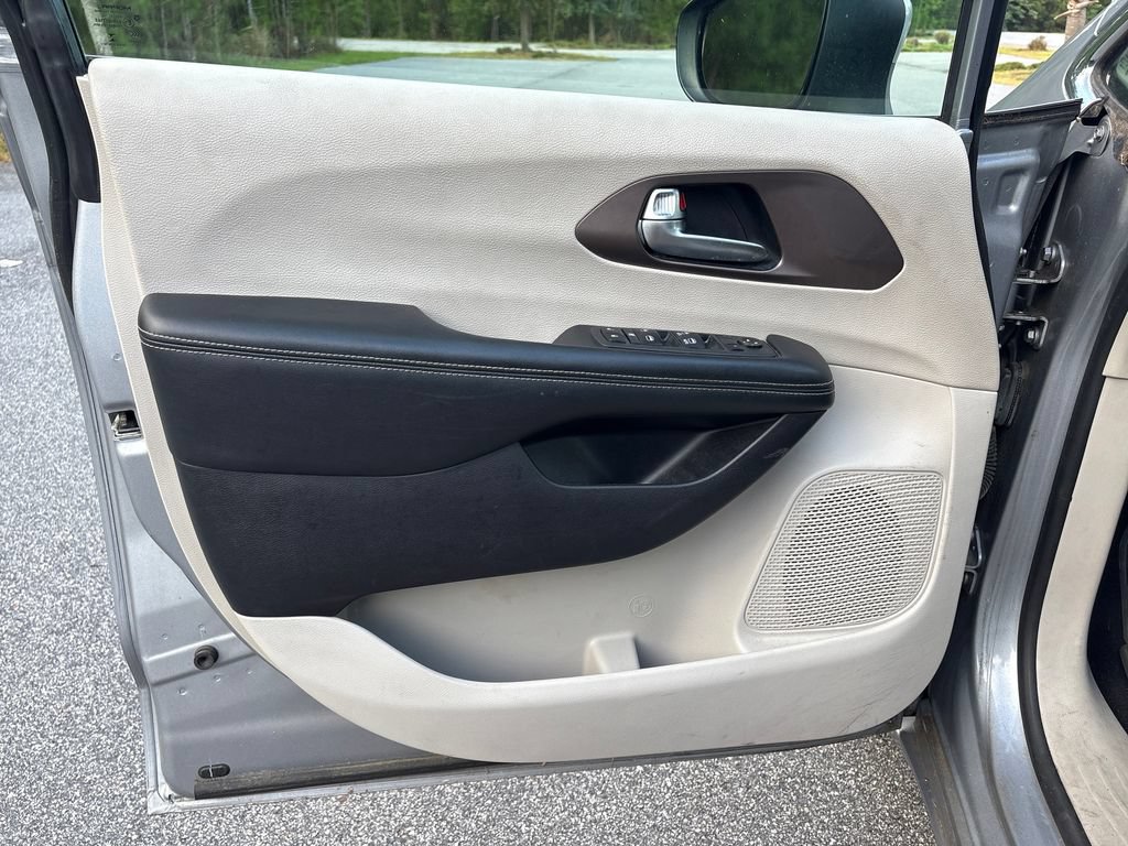 Used 2021 Chrysler Voyager LX FWD image 3