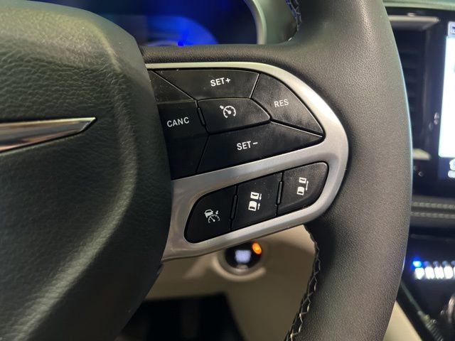 Used 2024 Chrysler Pacifica Select image 39