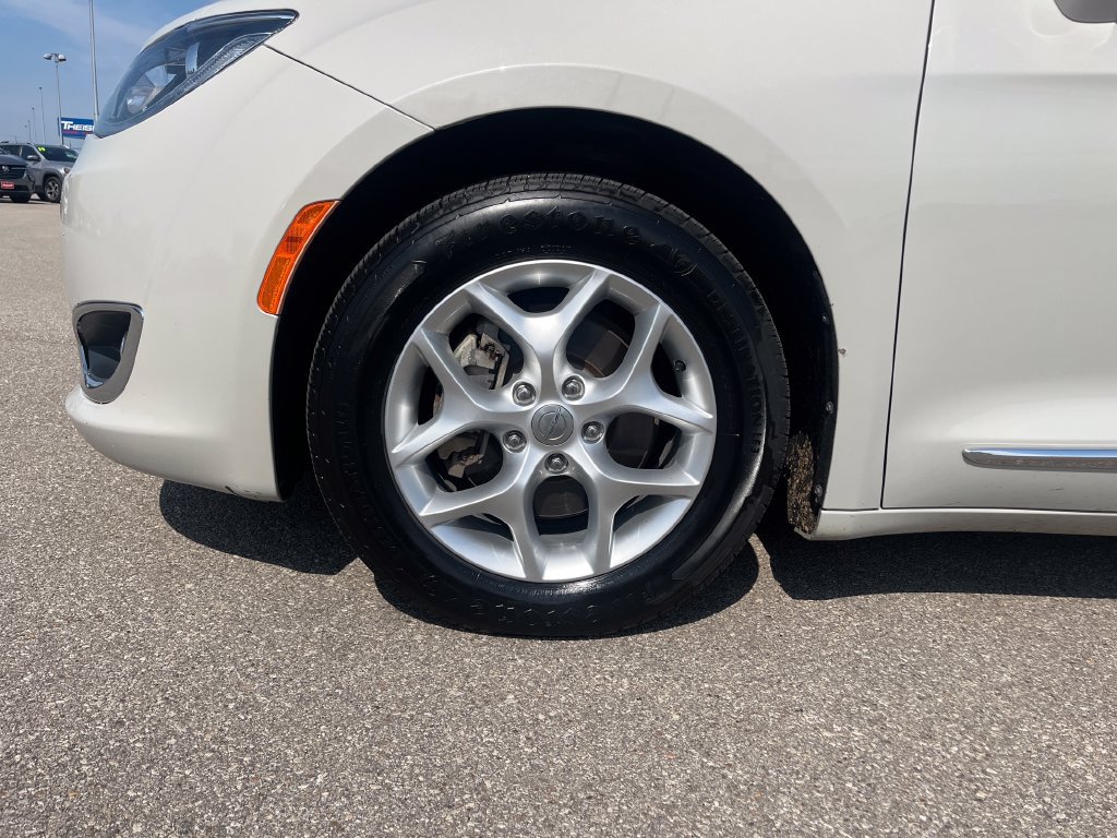 Used 2017 Chrysler Pacifica Touring-L w/ Tire & Wheel Group FWD image 28