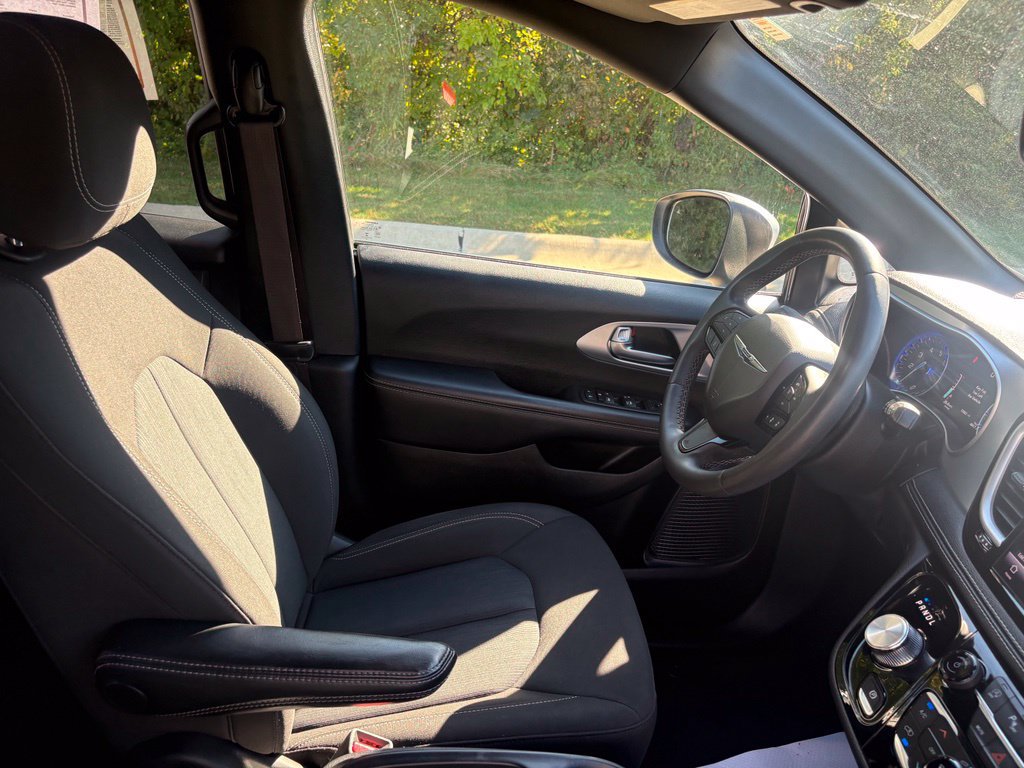 Used 2023 Chrysler Pacifica Touring FWD image 28