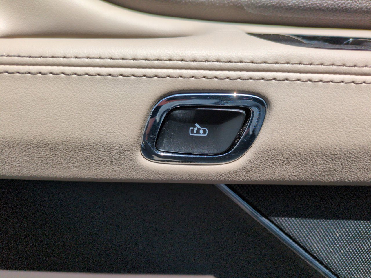 Used 2022 Lincoln Aviator Reserve w/ Equipment Group 201A RWD image 16