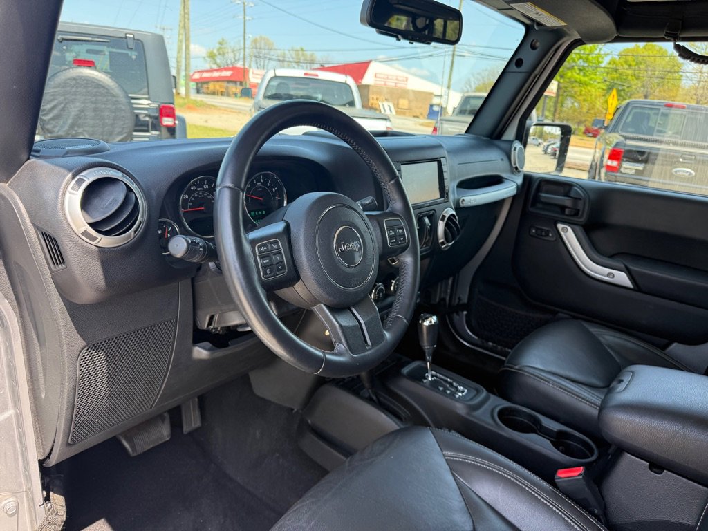 Used 2017 Jeep Wrangler Unlimited Sahara w/ Dual Top Group AWD/4WD image 10