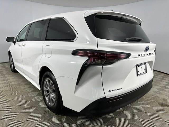 Used 2025 Toyota Sienna LE AWD/4WD image 5
