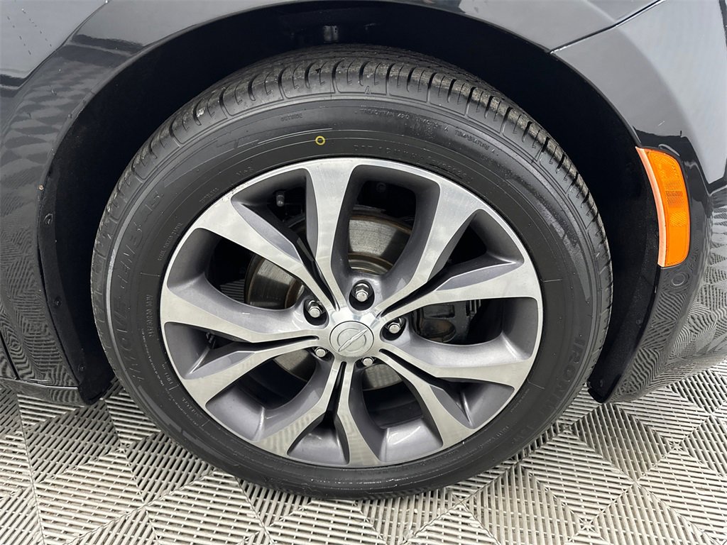 Used 2017 Chrysler Pacifica Limited w/ UConnect Theater Package image 14