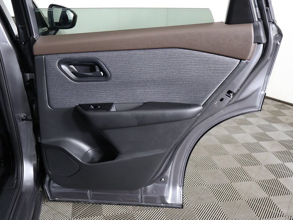Used 2023 Nissan Rogue S AWD/4WD image 22