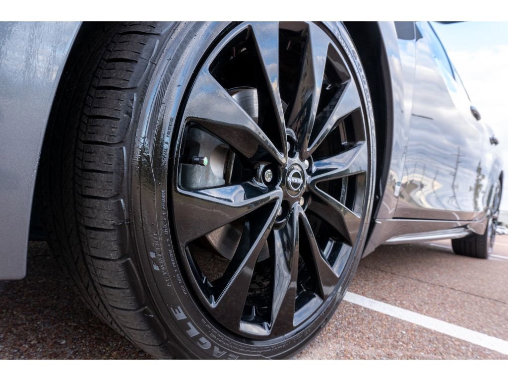 Used 2023 Nissan Maxima SR w/ Sport Mat Group image 9