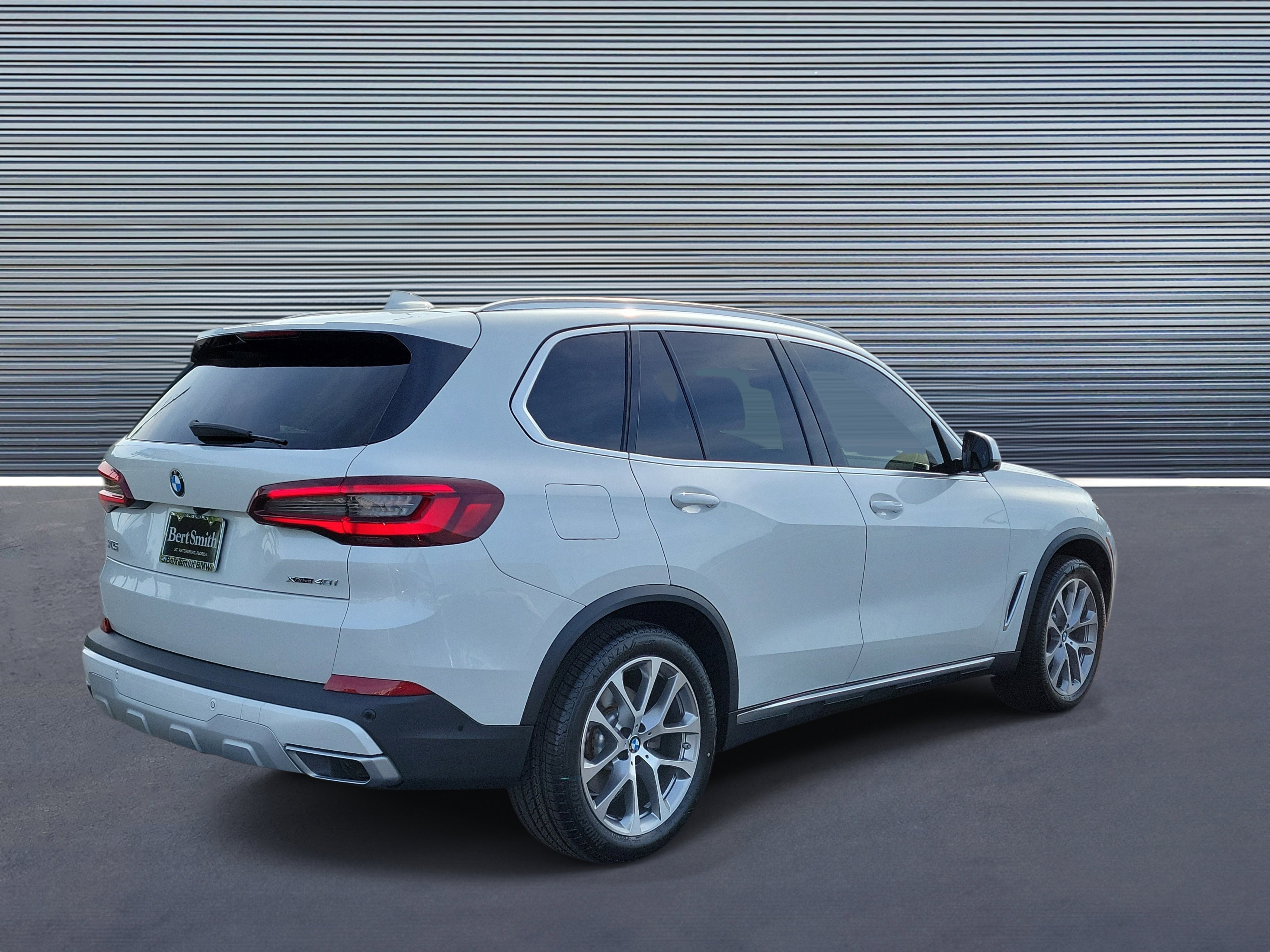 Used 2022 BMW X5 xDrive40i w/ Luxury Seating Package AWD/4WD image 3