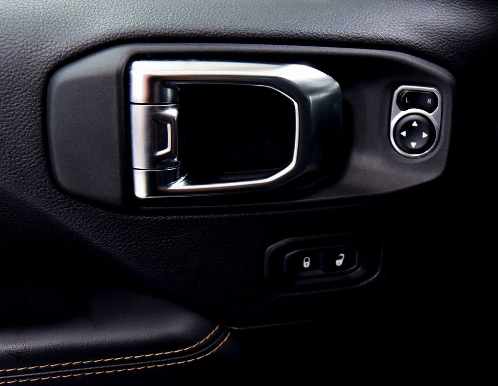 Used 2025 Jeep Wrangler Unlimited Sahara AWD/4WD image 16