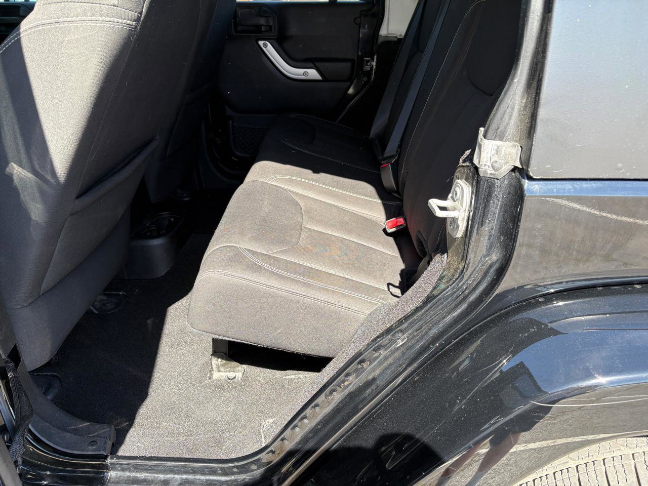 Used 2016 Jeep Wrangler Unlimited Sahara image 10