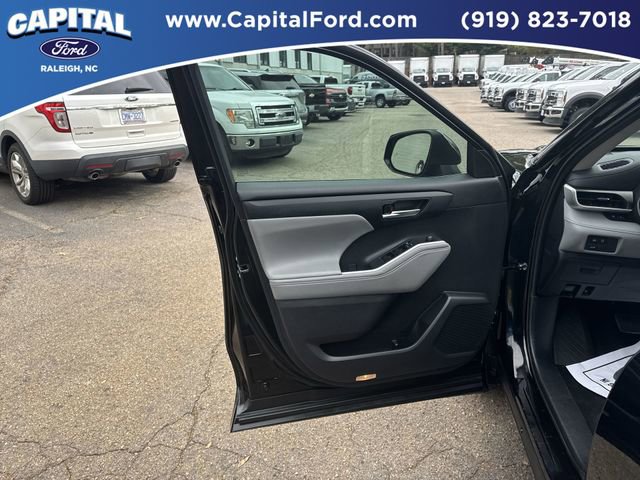Used 2024 Toyota Highlander XLE image 18