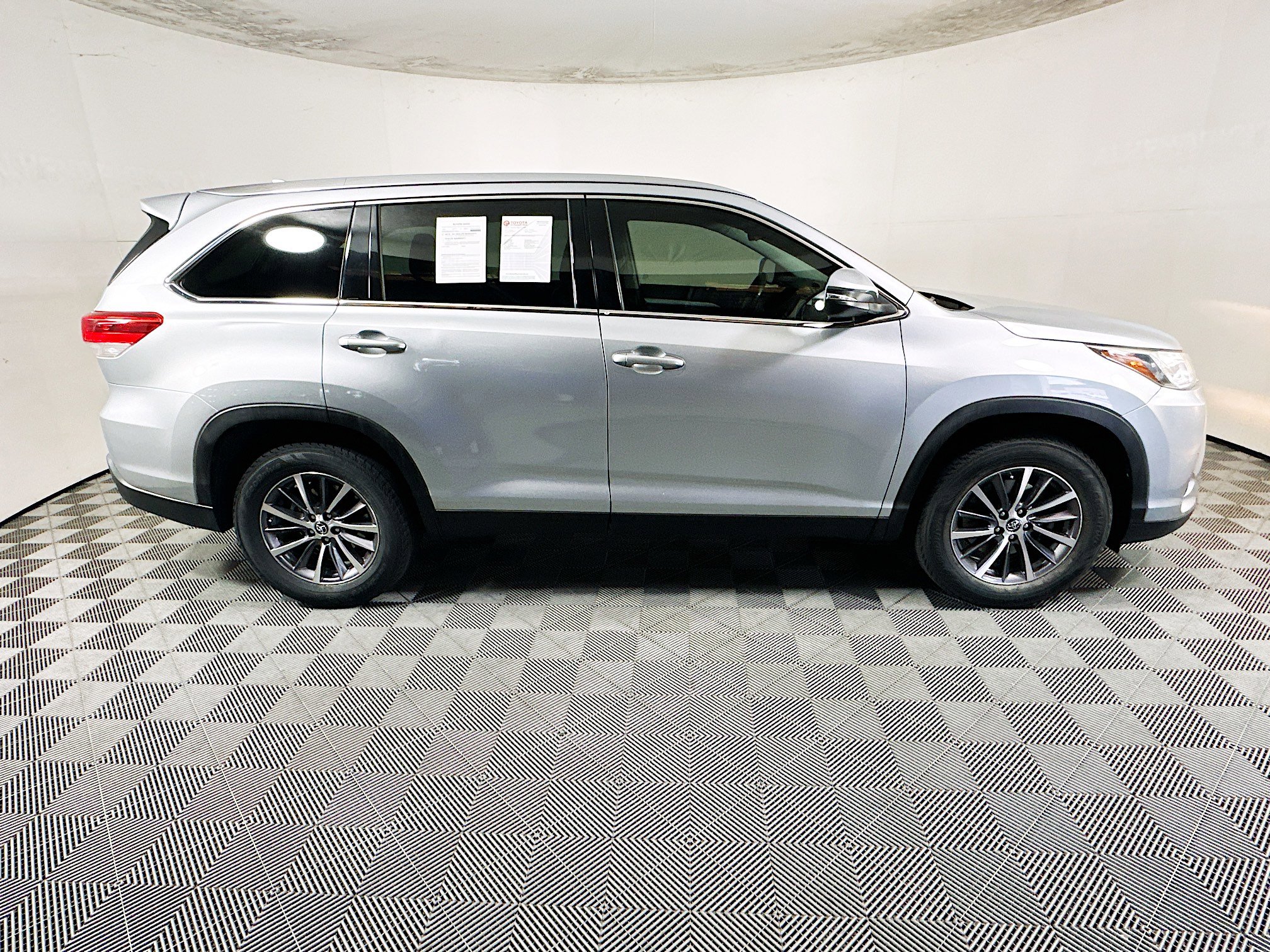 Used 2019 Toyota Highlander XLE FWD image 2