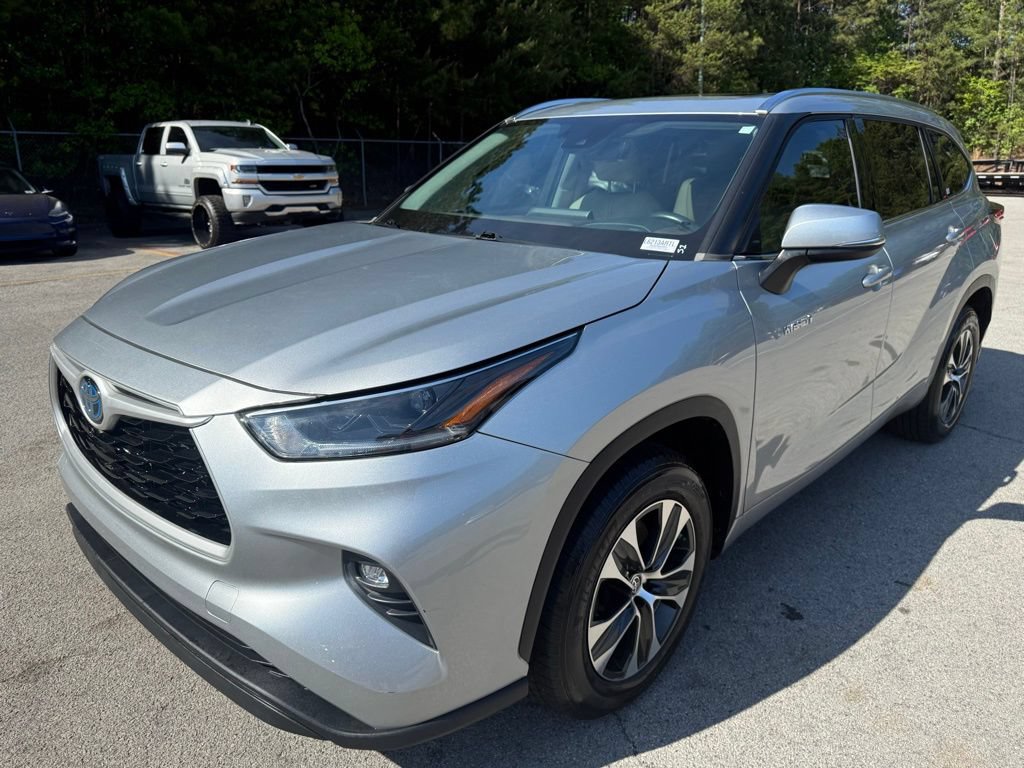 Used 2021 Toyota Highlander XLE FWD image 3