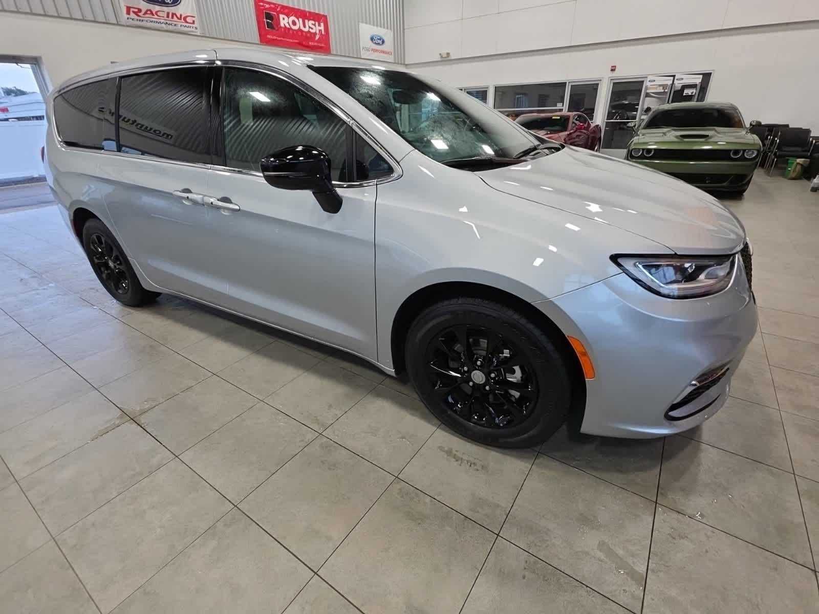 Used 2026 Chrysler Pacifica Limited FWD image 4