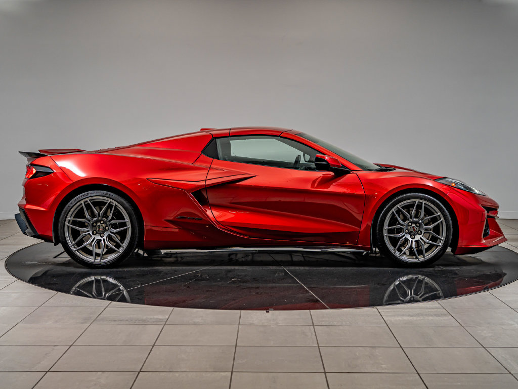 Used 2025 Chevrolet Corvette Z06 w/ Stealth Interior Trim Package RWD image 5