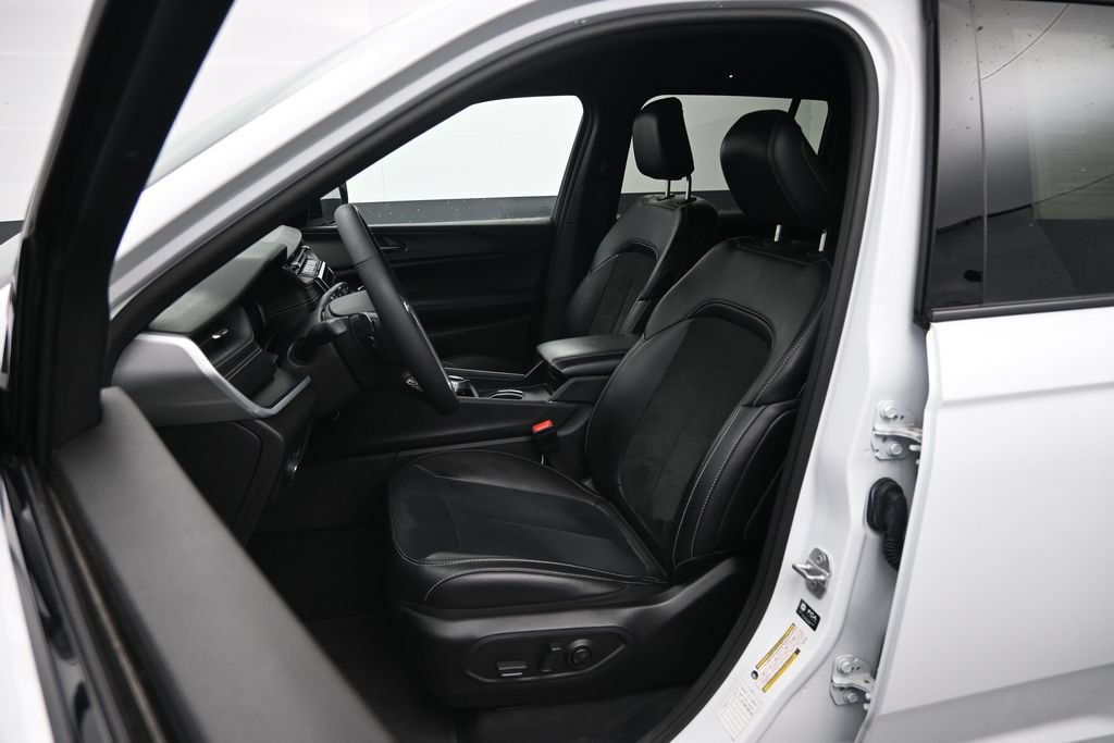 Used 2025 Jeep Grand Cherokee Altitude AWD/4WD image 21