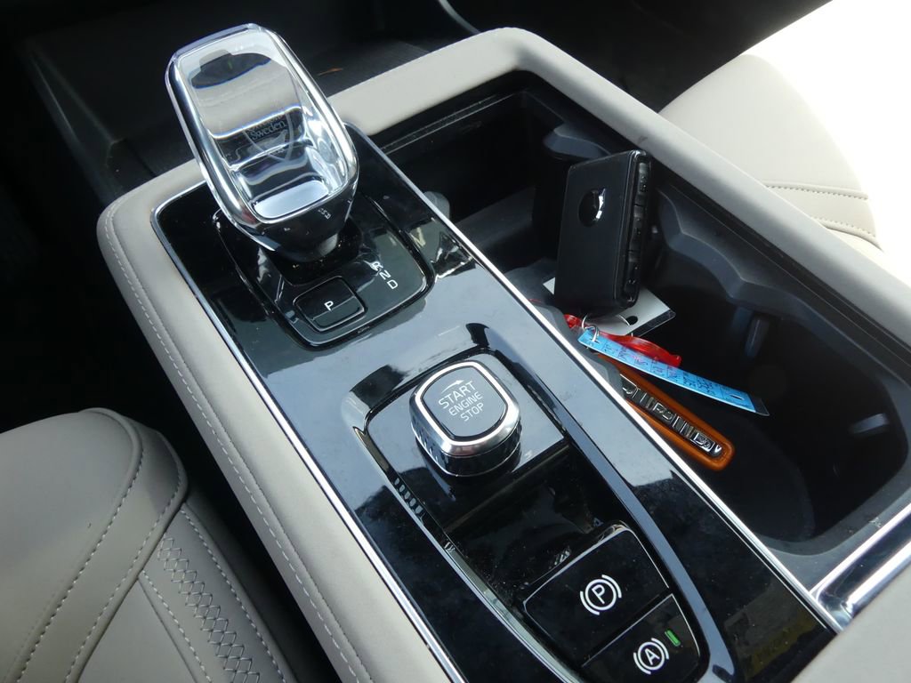 Used 2025 Volvo XC90 B6 Plus image 6