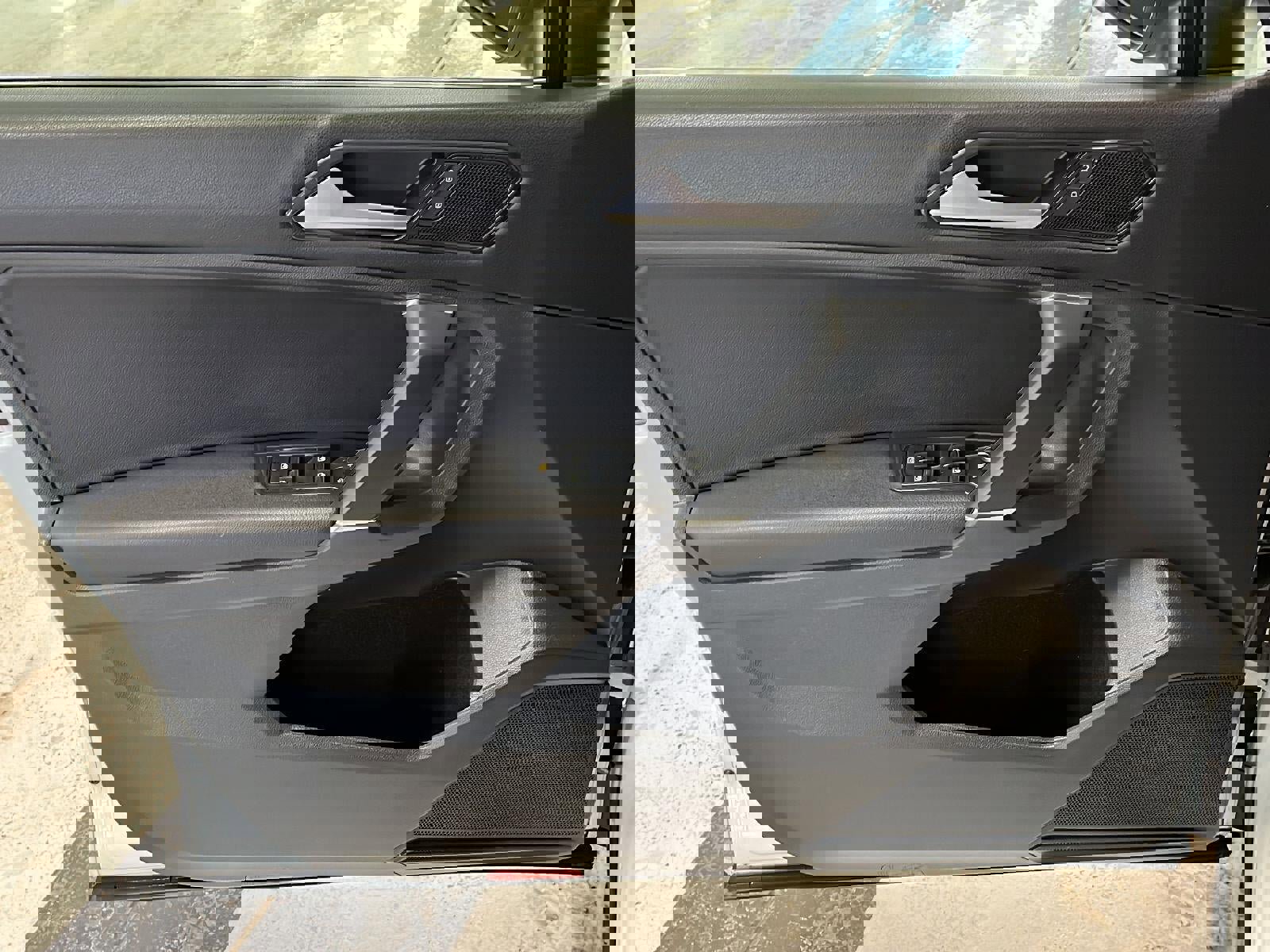 Used 2018 Volkswagen Tiguan SE image 15